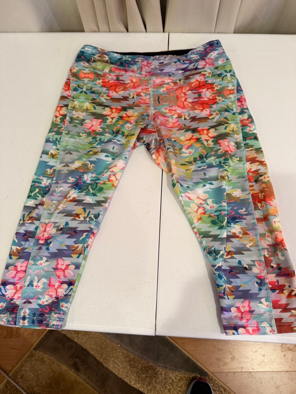 Women’s Capri Leggings. 3 pair size large - Picture 6 of 7